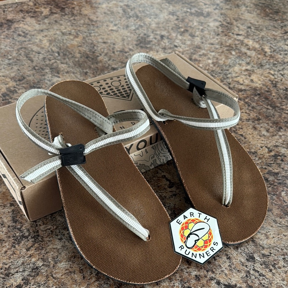 Earth Runner Men’s Sandals Brand New size 8 1/2